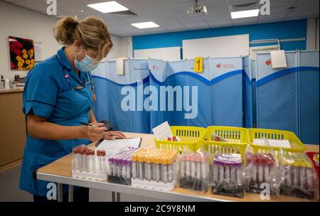 Un membre du personnel du NHS Liverpool sang et transplantation à l'intérieur d'un centre de donneurs de plasma à Speke, Liverpool. Banque D'Images