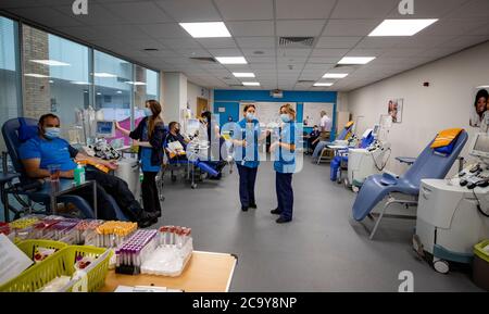 NHS Liverpool personnel de sang et de transplantation à l'intérieur d'un centre de donneurs de plasma à Speke, Liverpool. Banque D'Images