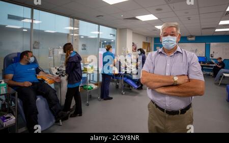 Malcolm Shaw, 72 ans, le plus ancien donneur de plasma d'Angleterre, dans un centre de donneurs de plasma à Speke, Liverpool. Un appel urgent a été lancé à l'intention des patients atteints du coronavirus retrouvé pour qu'ils puissent donner leur plasma sanguin afin d'aider le NHS à traiter les personnes qui tombent malades pendant une deuxième vague potentielle. Banque D'Images
