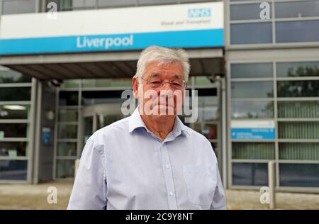 Malcolm Shaw, 72 ans, le plus ancien donneur de plasma d'Angleterre, dans un centre de donneurs de plasma à Speke, Liverpool. Un appel urgent a été lancé à l'intention des patients atteints du coronavirus retrouvé pour qu'ils puissent donner leur plasma sanguin afin d'aider le NHS à traiter les personnes qui tombent malades pendant une deuxième vague potentielle. Banque D'Images