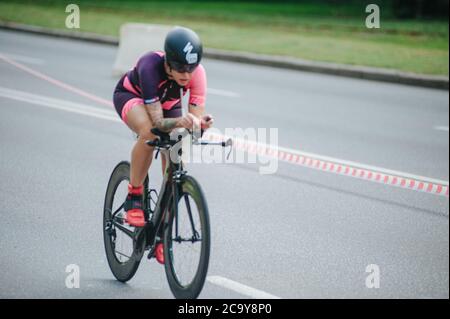 KHARKIV, UKRAINE - 2 août 2020: Triathon cycliste triathlète triathlète de course de vélo pendant la compétition ironman. Athlète de cyclisme sur route en trois combinaisons Banque D'Images