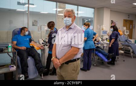 Malcolm Shaw, 72 ans, le plus ancien donneur de plasma d'Angleterre, dans un centre de donneurs de plasma à Speke, Liverpool. Un appel urgent a été lancé à l'intention des patients atteints du coronavirus retrouvé pour qu'ils puissent donner leur plasma sanguin afin d'aider le NHS à traiter les personnes qui tombent malades pendant une deuxième vague potentielle. Banque D'Images