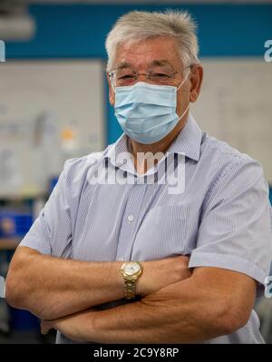 Malcolm Shaw, 72 ans, le plus ancien donneur de plasma d'Angleterre, dans un centre de donneurs de plasma à Speke, Liverpool. Un appel urgent a été lancé à l'intention des patients atteints du coronavirus retrouvé pour qu'ils puissent donner leur plasma sanguin afin d'aider le NHS à traiter les personnes qui tombent malades pendant une deuxième vague potentielle. Banque D'Images