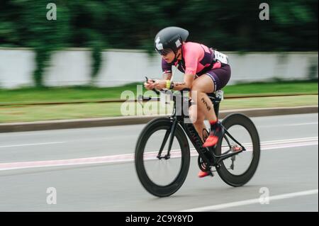 KHARKIV, UKRAINE - 2 août 2020: Triathon cycliste triathlète triathlète de course de vélo pendant la compétition ironman. Athlète de cyclisme sur route en trois combinaisons Banque D'Images