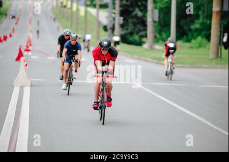 KHARKIV, UKRAINE - 2 août 2020: Triathon cycliste triathlète triathlète de course de vélo pendant la compétition ironman. Athlète de cyclisme sur route en trois combinaisons Banque D'Images