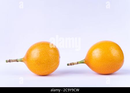 Image de granadilla fraîche mûre sur fond blanc Banque D'Images