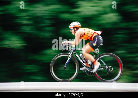 KHARKIV, UKRAINE - 2 août 2020: Triathon cycliste triathlète triathlète de course de vélo pendant la compétition ironman. Athlète de cyclisme sur route en trois combinaisons Banque D'Images