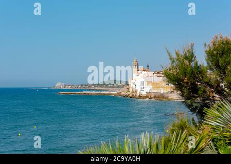 Plage de sable et vieille ville historique dans le complexe méditerranéen Sitges près de Barcelone, ​​Costa Dorada, Catalogne, Espagne Banque D'Images