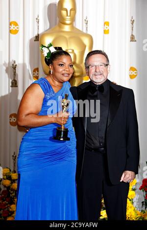 Los Angeles, États-Unis. 07e mars 2010. Mo'Nique avec l'Oscar de la meilleure actrice de soutien dans "Precious - Life is Precious" et Robin Williams dans la salle de presse de la cérémonie annuelle des Oscars 2010/82e Academy Awards au Kodak Theatre. Los Angeles, le 7 mars 2010 | usage Worldwide Credit: dpa/Alay Live News Banque D'Images