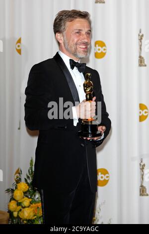 Los Angeles, États-Unis. 07e mars 2010. Christoph Waltz avec l'Oscar du meilleur acteur dans « Inglourious Basterds » dans la salle de presse de la cérémonie annuelle des Oscars 2010/82e de l'Académie au Kodak Theatre. Los Angeles, le 7 mars 2010 | usage Worldwide Credit: dpa/Alay Live News Banque D'Images