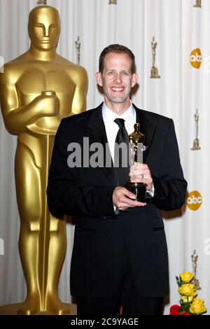 Pete Docter avec l'Oscar du meilleur film d'animation « Up/Up » dans la salle de presse de la cérémonie annuelle des Oscars 2010/82e de l'Académie au Kodak Theatre. Los Angeles, le 7 mars 2010 | utilisation dans le monde entier Banque D'Images