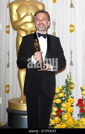 Los Angeles, États-Unis. 07e mars 2010. Christoph Waltz avec l'Oscar du meilleur acteur dans « Inglourious Basterds » dans la salle de presse de la cérémonie annuelle des Oscars 2010/82e de l'Académie au Kodak Theatre. Los Angeles, le 7 mars 2010 | usage Worldwide Credit: dpa/Alay Live News Banque D'Images