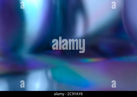 arrière-plan numérique abstrait en violet et bleu iresdescent avec des rayons de couleurs arc-en-ciel réfractées Banque D'Images