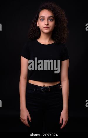 Portrait de la jeune belle jeune fille persane adolescente avec des cheveux bouclés Banque D'Images