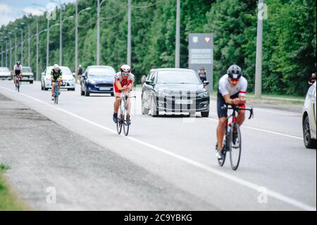 KHARKIV, UKRAINE - 2 août 2020: Triathon cycliste triathlète triathlète de course de vélo pendant la compétition ironman. Athlète de cyclisme sur route en trois combinaisons Banque D'Images