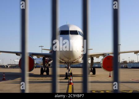 Cologne, Allemagne. 30 juillet 2020. L'avion Eurowings se trouve derrière une clôture en treillis à l'aéroport de Cologne Bonn pendant la crise de la couronne. Koln, le 30 juillet 2020 | usage dans le monde crédit: dpa/Alay Live News Banque D'Images