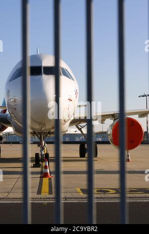 Cologne, Allemagne. 30 juillet 2020. L'avion Eurowings se trouve derrière une clôture en treillis à l'aéroport de Cologne Bonn pendant la crise de la couronne. Koln, le 30 juillet 2020 | usage dans le monde crédit: dpa/Alay Live News Banque D'Images