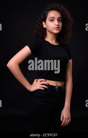 Portrait de la jeune belle jeune fille persane adolescente avec des cheveux bouclés Banque D'Images