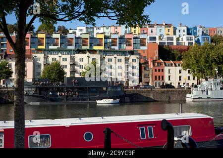 Harborside offre une vue sur l'eau jusqu'aux maisons peintes de Hotwell à Bristol.UK Banque D'Images