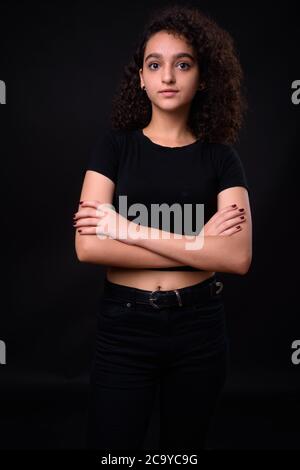 Portrait de la jeune belle jeune fille persane adolescente avec des cheveux bouclés Banque D'Images