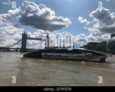 Lundi 3 août 2020, sortie aujourd'hui à Londres Royaume-Uni du bateau Uber by Thames, les Londoniens peuvent désormais réserver des billets Thames Clipper directement via leur application Uber Banque D'Images