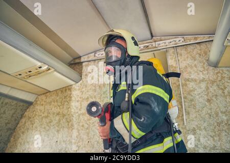 Portrait d'un pompier vêtu d'un uniforme et d'un masque à oxygène Banque D'Images