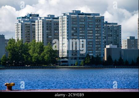 Helsinki / Finlande - 30 juillet 2020 : quartier urbain métropolitain avec de grands bâtiments résidentiels en béton lors d'une belle journée d'été. Banque D'Images