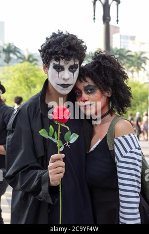 Sao Paulo, Brésil - novembre 02 2019. Zombie Walk on All Soul Day, Hallowmas. Parade pour le jour des morts en cosplay et en maquillage. Banque D'Images