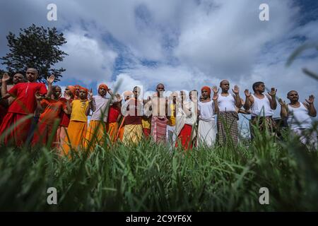 Katmandou, Népal. 03ème août 2020. Les dévotés effectuent des rituels pendant le festival au temple de Pashupatinath.pendant Janai Purnima, également connu sous le nom de festival du fil sacré ou de festival Rakshya Bandhan, les hommes hindous, en particulier les Brahmans et les Chettris, effectuent leur changement annuel de Janai, fils sacrés portés sur la poitrine ou attachés autour du poignet. Crédit : SOPA Images Limited/Alamy Live News Banque D'Images