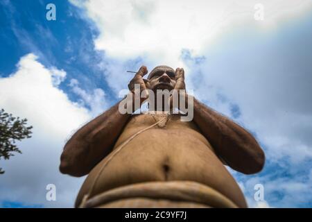 Katmandou, Népal. 03ème août 2020. Un prêtre hindou exécute des rituels pendant le festival au temple de Pashupatinath.pendant Janai Purnima, également connu sous le nom de festival du fil sacré ou festival Rakshya Bandhan, les hommes hindous, en particulier les Brahmans et les Chettris, effectuent leur changement annuel de Janai, fils sacrés portés à travers la poitrine ou attachés autour du poignet. Crédit : SOPA Images Limited/Alamy Live News Banque D'Images