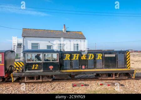 La locomotive diesel J. B. Snell, du Romney Hythe & Dymchurch Railway, passe un chalet sur Dungeness. Banque D'Images