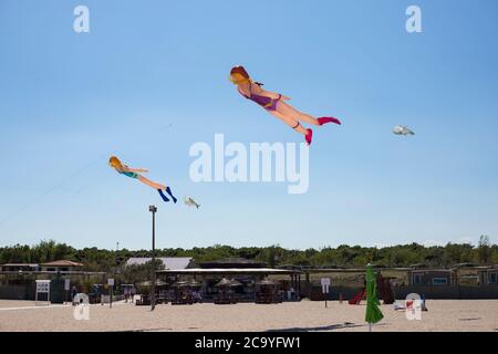 Grands cerfs-volants plongeurs volant sur la plage du camping Vittoria, Rosolina Mare, Veneto, Italie. Banque D'Images