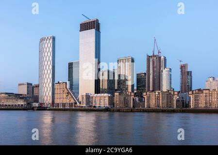 Vue sur la Tamise depuis l'ouest au coucher du soleil. Isle of Dogs, Londres, Royaume-Uni. Architecte : divers, 2020. Banque D'Images