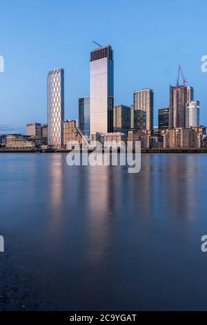 Vue sur la Tamise depuis l'ouest au coucher du soleil. Isle of Dogs, Londres, Royaume-Uni. Architecte : divers, 2020. Banque D'Images