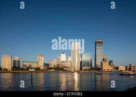 Vue sur la Tamise depuis l'ouest avec réflexion dans l'eau. Isle of Dogs, Londres, Royaume-Uni. Architecte : divers, 2020. Banque D'Images