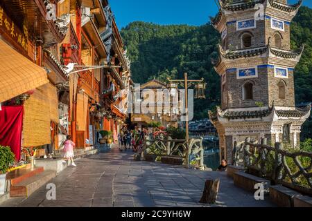 Feng Huang, Chine - août 2019 : sentier pavé à côté de la tour de pagode de Wanming, sur la rive du fleuve Tuo, dans la vieille ville de Feng huang Banque D'Images