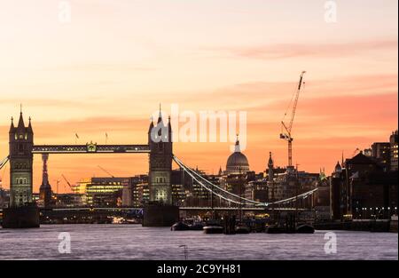 Vue de Rotherhithe vers l'ouest le long de la Tamise avec Tower Bridge illuminé et St. Paul's à l'horizon. Tower Bridge, Londres, Royaume-Uni. Banque D'Images