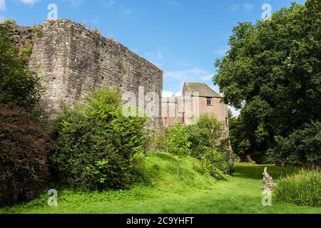 Murs et jardin de douves du château normand du XIIe siècle. Maintenant une auberge de jeunesse. St Briavel's, Forest of Dean district, Gloucestershire, Angleterre, Royaume-Uni, Grande-Bretagne Banque D'Images