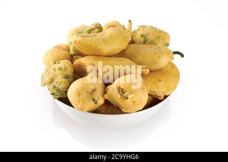 Gota Methi (fenugrec) Pakoda, piment, pomme de terre Pakoda Pakoda (vada) ou beignets indiens la collation, bhajiya, fond blanc, photographi - Image Banque D'Images