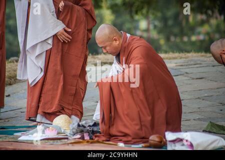 LUMBINI, NÉPAL - NOVEMBRE 15 : les pèlerins visitent le lieu de naissance du Bouddha lors de la prière du jeune moine de Bouddha Jayanti, le 15 novembre 2013 à Lumbini, Népal Banque D'Images
