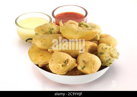 Gota Methi (fenugrec) Pakoda, piment, pomme de terre Pakoda Pakoda (vada) ou beignets indiens la collation, bhajiya, fond blanc, photographi - Image Banque D'Images