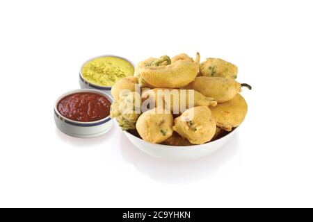 Gota Methi (fenugrec) Pakoda, piment, pomme de terre Pakoda Pakoda (vada) ou beignets indiens la collation, bhajiya, fond blanc, photographi - Image Banque D'Images