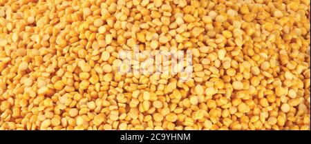 Fried and Spicy Chana Dal est un très populaire gujarati snack, bol blanc sur fond blanc, sac d'emballage commune encas de rue de l'Inde, sélectif Banque D'Images