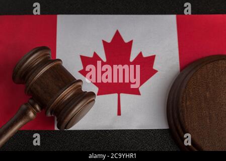 Juge Gavel sur le drapeau du Canada . Législation canadienne. Droit et justice Banque D'Images