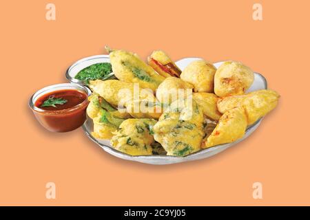 Gota Methi (fenugrec) Pakoda, piment, pomme de terre Pakoda Pakoda (vada) ou beignets indiens la collation, bhajiya, fond blanc, photographi - Image Banque D'Images