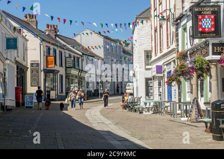 Wadebridge, Cornwall, Angleterre, le 30 juillet 2020, Shoppers dans la ville prendre des précautions pour empêcher la propagation de Covid 19. Banque D'Images