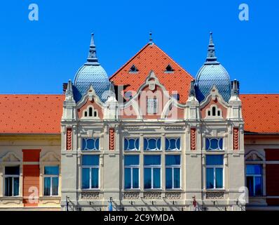 Façade de l'ancien bâtiment historique de style architectural Sécession avec coupoles zink et fenêtres ouvrées. Toit en argile rouge vif. Fenêtre blanche Banque D'Images