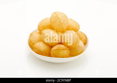 Panipuri ou Golgappa est une collation de rue commune de l'Inde. C'est un puri rond, creux rempli d'un mélange d'eau aromatisée et d'autres articles de chat. Banque D'Images