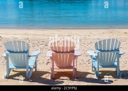 Trois chaises vides sur une plage de sable, sur l'île des Bermudes Banque D'Images