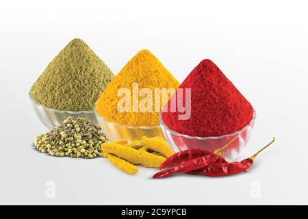 Curcuma, Chilly, Coriander, Haldi en poudre, Marcha, Dhana, graines de Coriander, Chilly sec, racine de Turmeric, masala dans un bol, fond en bois et blanc - image Banque D'Images